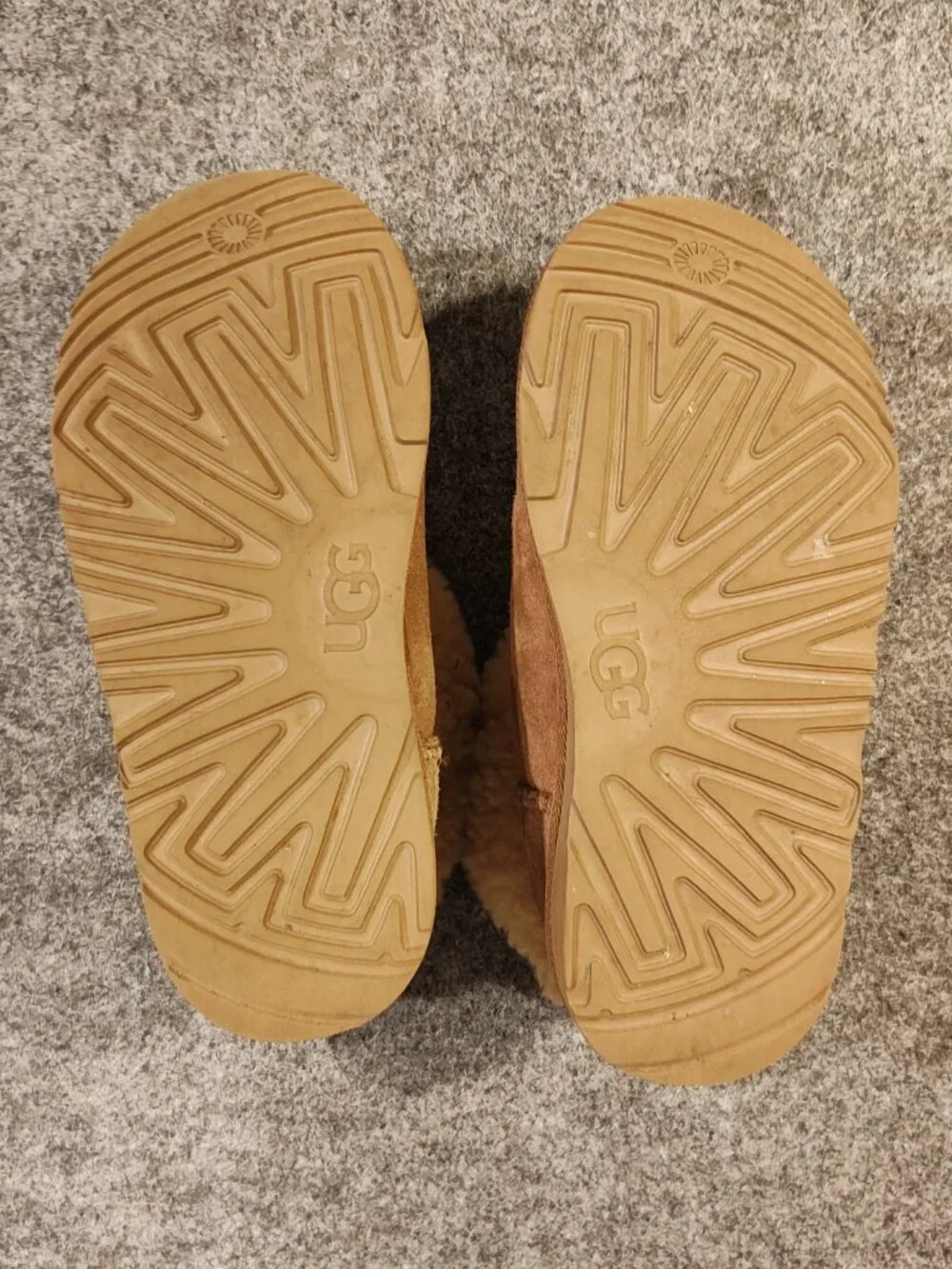UGG Kids Classic II Boots — Chestnut — Size 4